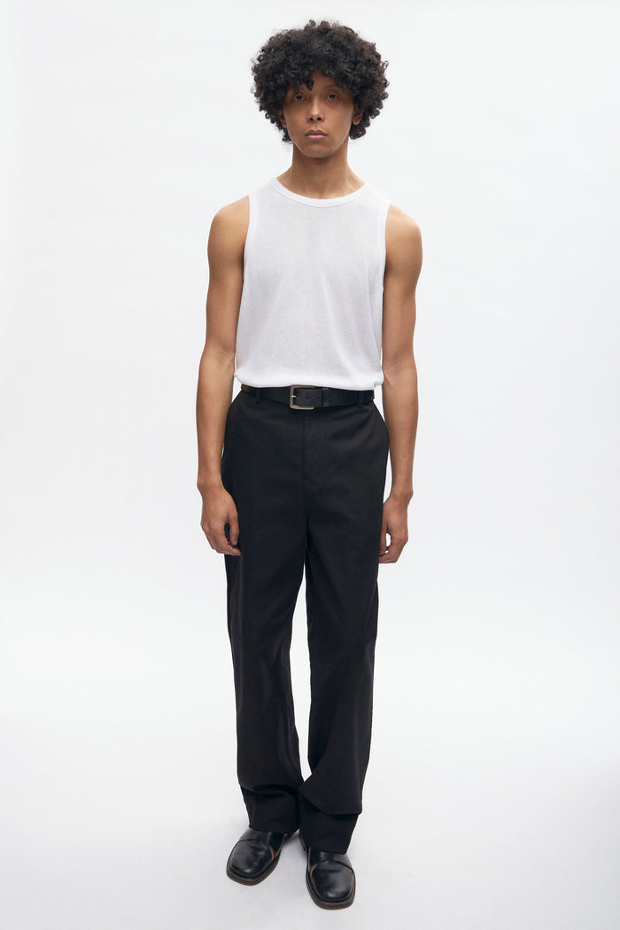 Cameron is 6 ft 0in, a regular size M, and wearing size M.