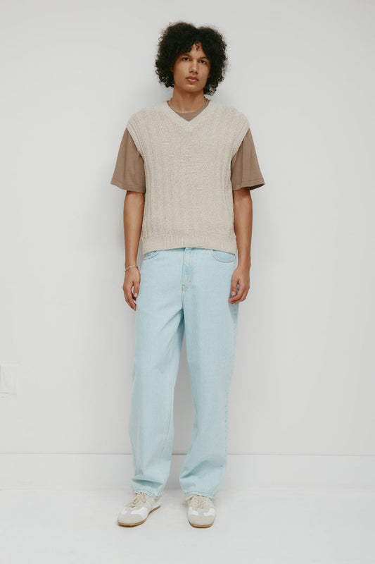 Model 6.2.5" and is wearing a size 32.