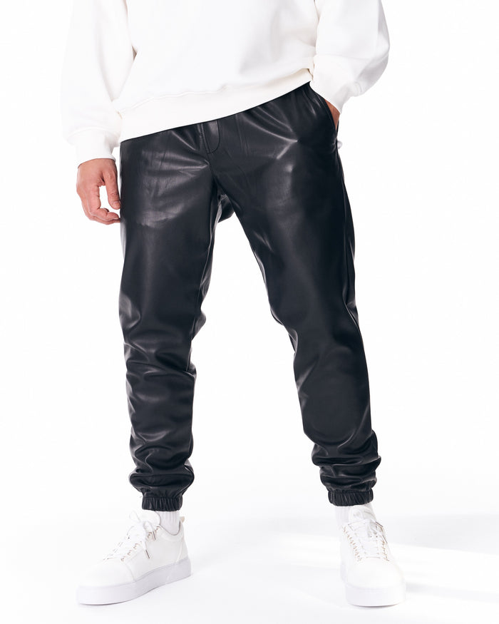 Martin Valen oversized leather jogger in black, front midshot showing roomy fit, side pockets and elastic cuffs
