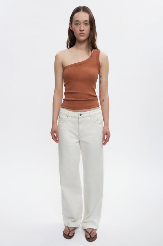 Elizabeth is 5’11" is a regular 26 and is wearing a 26.
